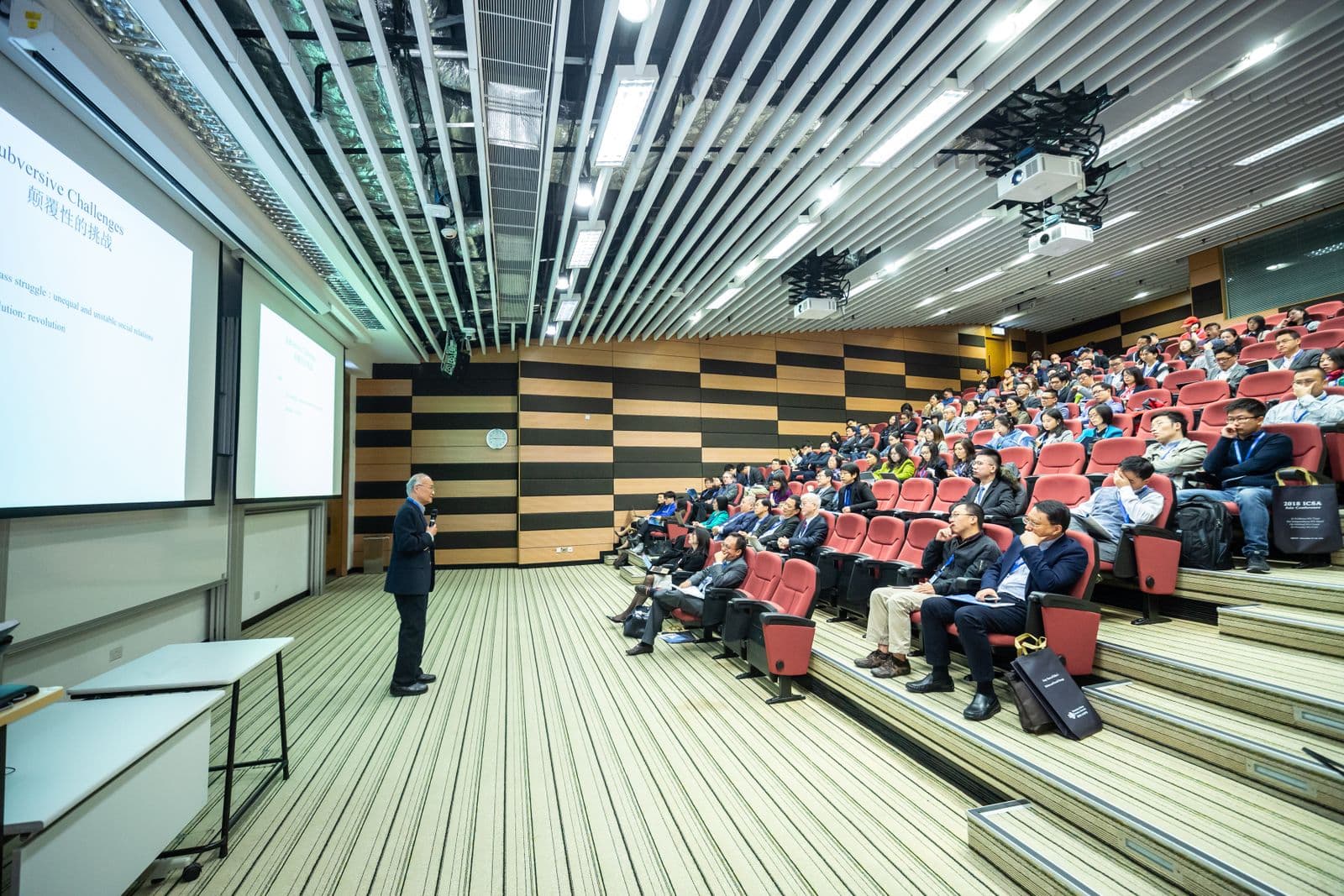 Ponente presentando ante el público en un auditorio