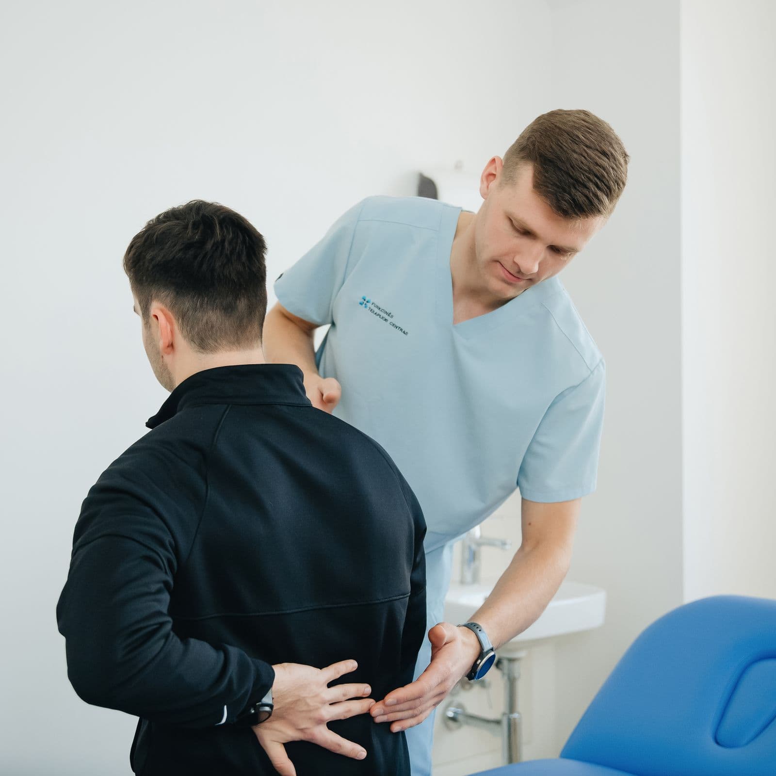 Fisioterapeuta atendiendo a un paciente con dolor de espalda