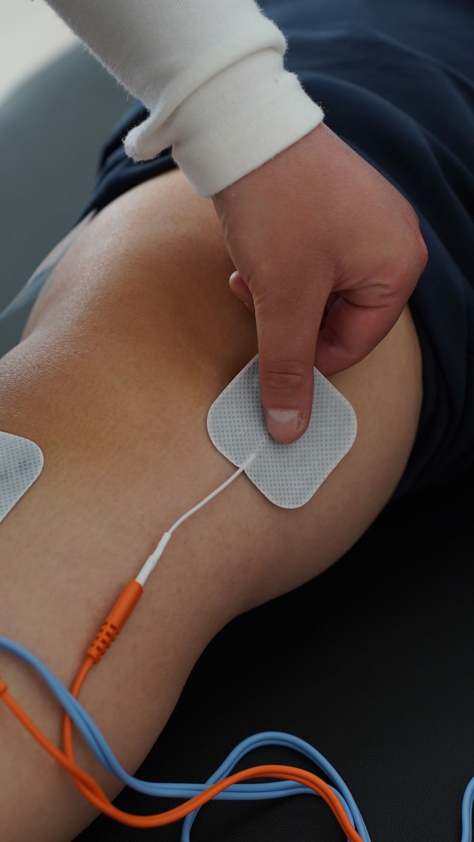 Electrodos de electroestimulación colocados en una rodilla