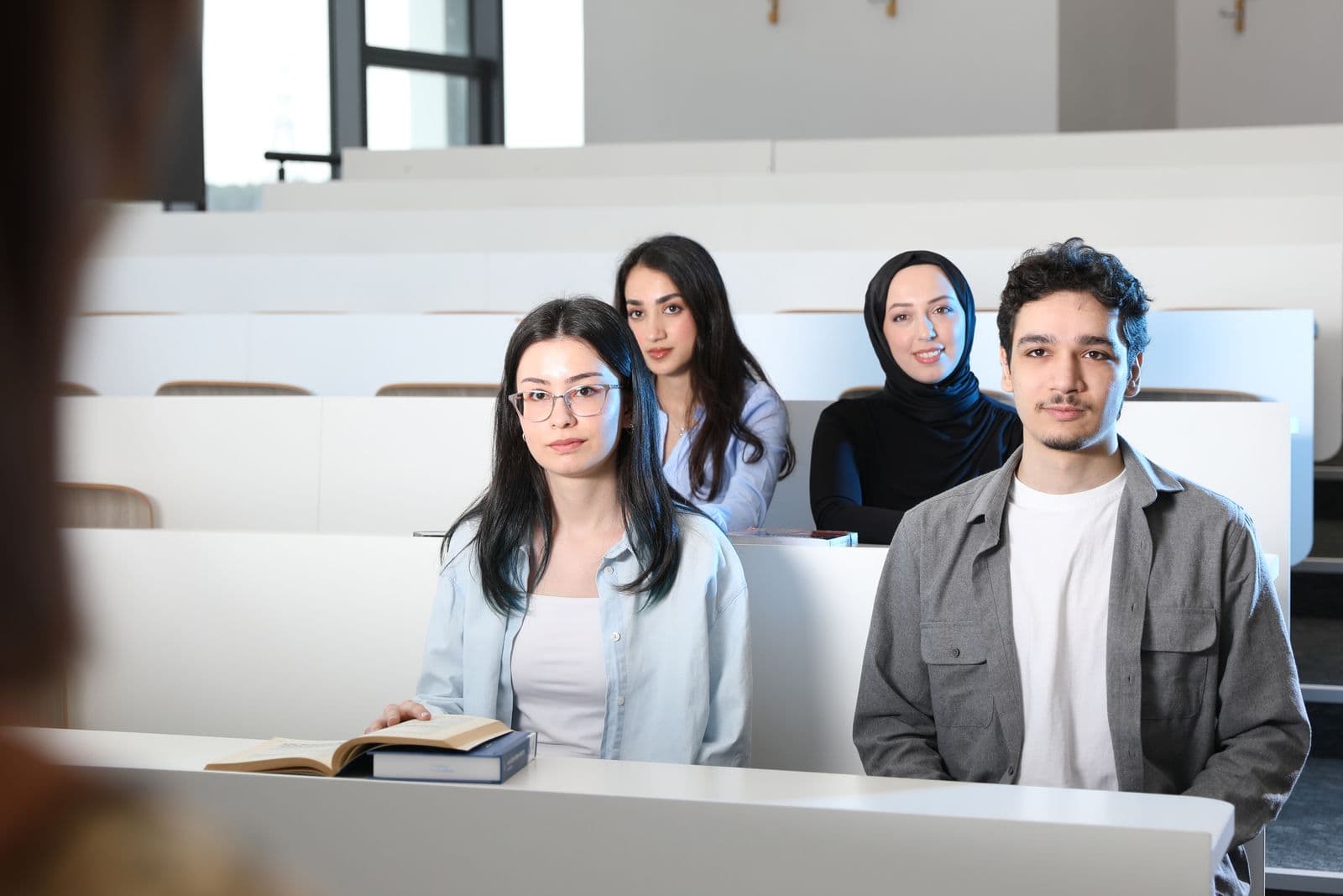 Estudiantes universitarios en una sala de clase