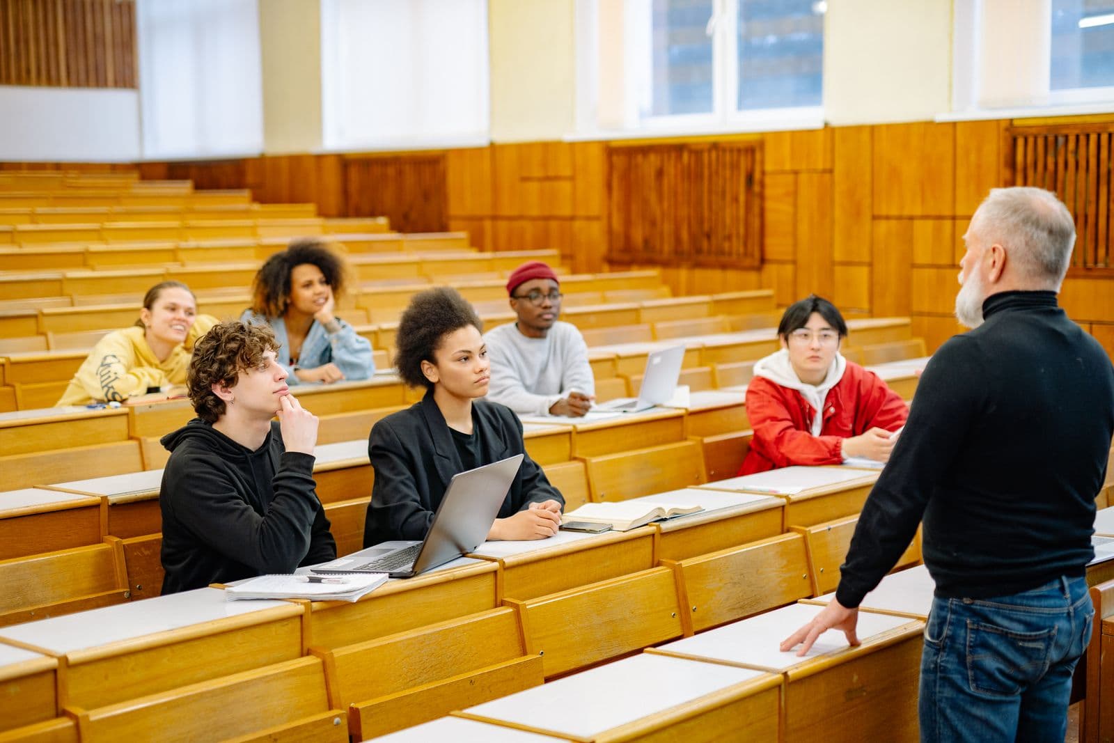 Estudiantes y profesor en un aula universitaria