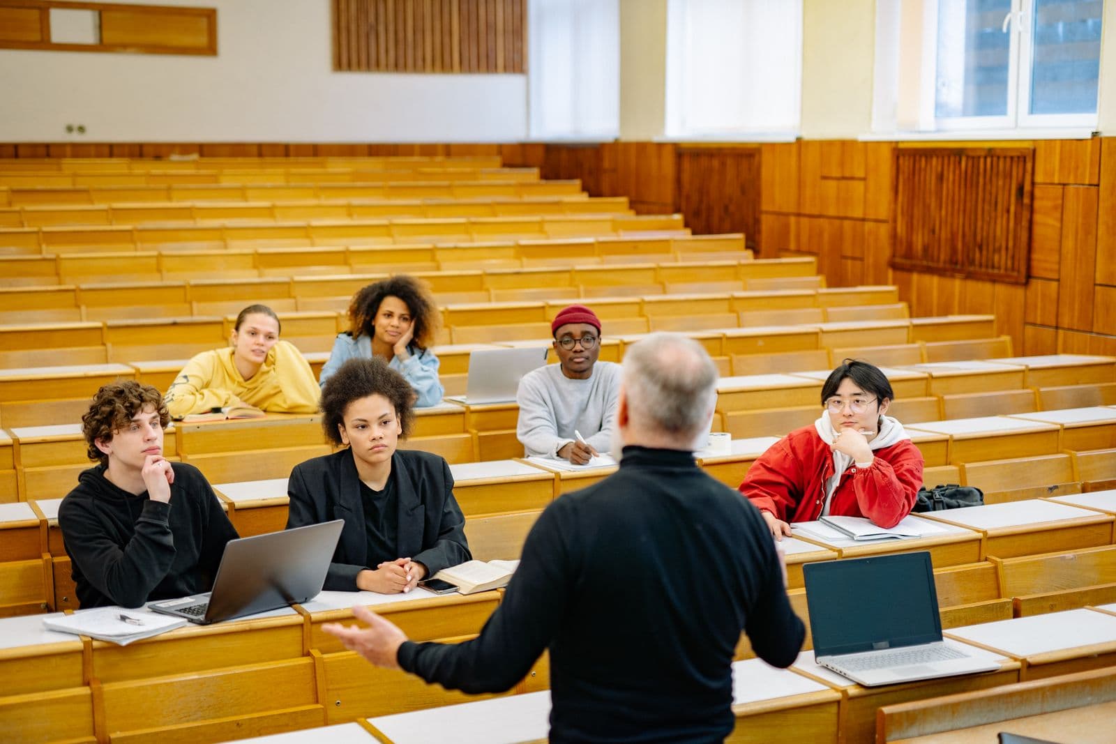 Profesora impartiendo clase en un aula universitaria