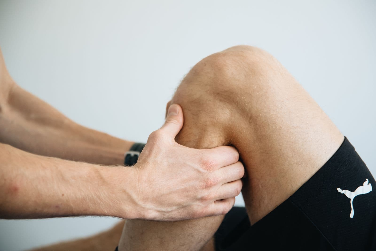 Fisioterapeuta tratando la rodilla de un paciente