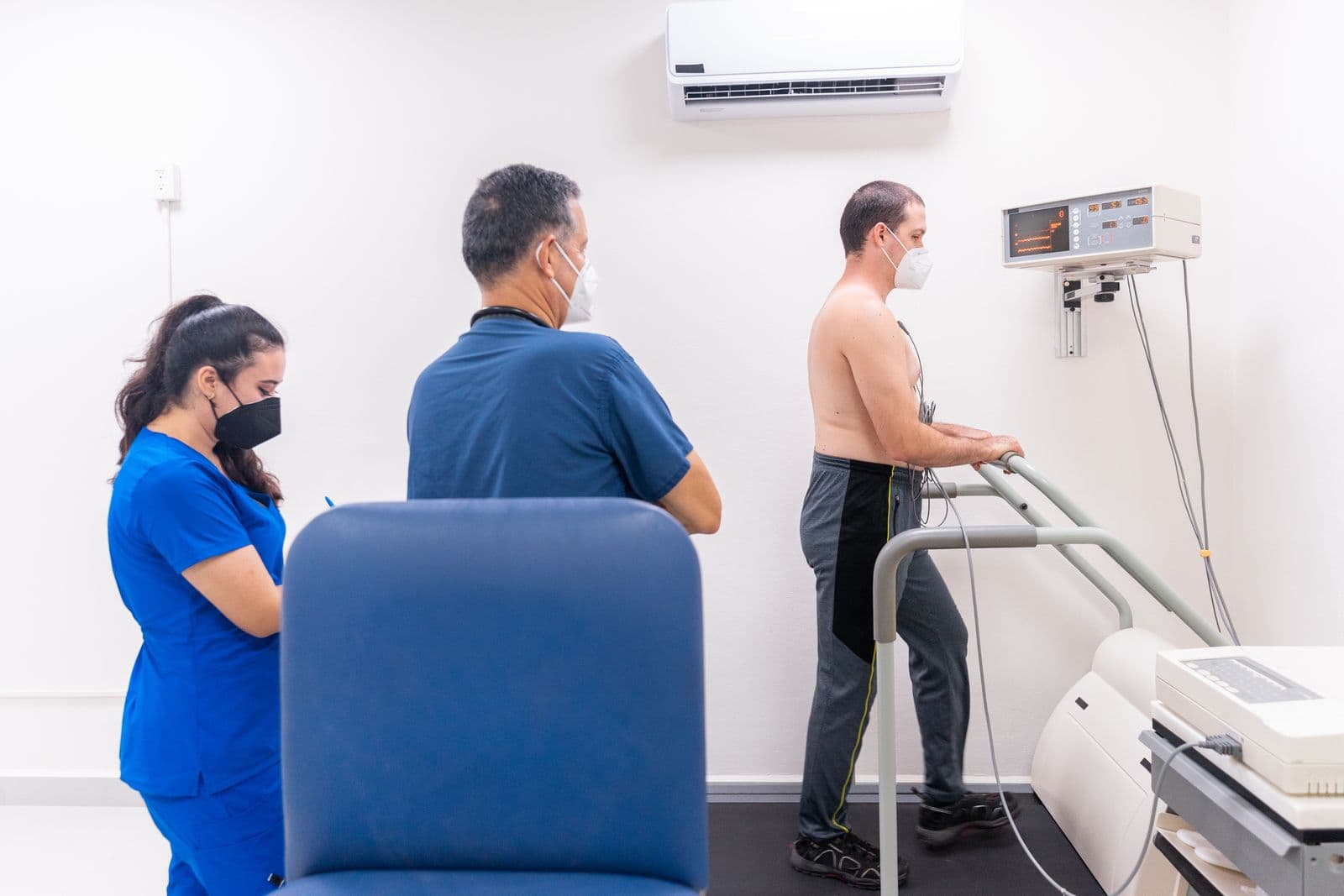 Paciente en una prueba de esfuerzo cardiaca con personal sanitario